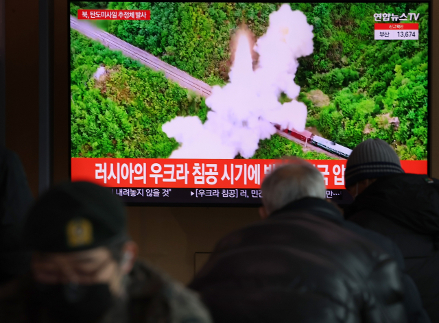 사진은 지난 2월 27일 오전 서울역 대합실에서 시민들이 북한 탄도미사일 추정 발사체 발사 뉴스를 시청하는 모습. 연합뉴스
