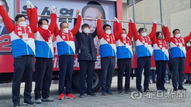 이준석 국민의힘 당 대표가 28일 오전 동대구역 광장에서 집중 유세를 하고 있다. 김근우 기자 gnu@imaeil.com