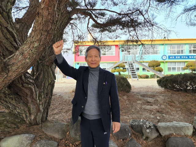 이재명 더불어민주당 대선 후보의 삼계초등학교 6학년 담임 박병기(71) 씨. 22살 때 교편을 잡은 박 씨의 초임 근무지가 삼계초였고, 4년 근무 마지막 해인 25살 때 이 후보의 6학년 담임을 맡았다. 지난 25일 삼계초를 다시 찾은 박 씨는 