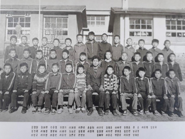 이재명 더불어민주당 대선 후보(뒷줄 왼쪽 다섯 번째)의 삼계초 19회 졸업사진. 박병기 씨(앞줄 중간)는