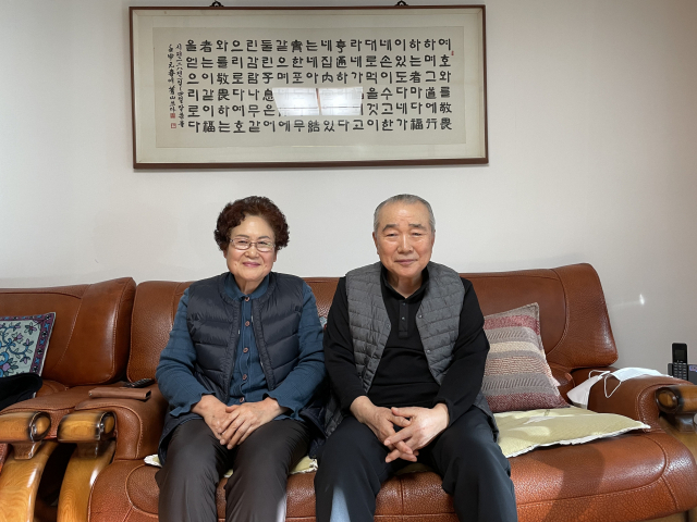 윤석열 국민의힘 대선 후보가 초임 검사로 대구지검에 근무할 때 하숙했던 박정자(81) 씨와 남편 권병직(81) 씨의 집을 지난 27일 찾았다. 박 씨와 권 씨는 윤 후보를 