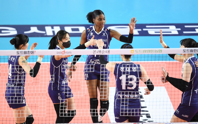 한국도로공사가 27일 경북 김천체육관에서 열린 프로배구 도드람 2021-2022 V리그 여자부 홈경기에서 페퍼저축은행을 세트 스코어 3대0(25-12 25-20 25-23)으로 완파했다. 사진은 한국도로공사 선수단. 연합뉴스