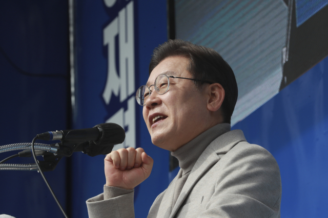 더불어민주당 이재명 대선 후보가 28일 오전 경북 포항시청 앞에서 열린