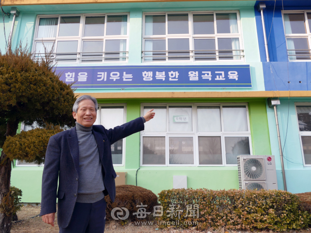 이재명 더불어민주당 대선 후보의 초등학교 6학년 시절 은사인 박병기 선생님이 경북 안동시 예안면 월곡초등학교 삼계분교장(옛 삼계국민학교)에서 이 지사가 실제로 공부했던 교실을 가르키고 있다. 김영진 기자