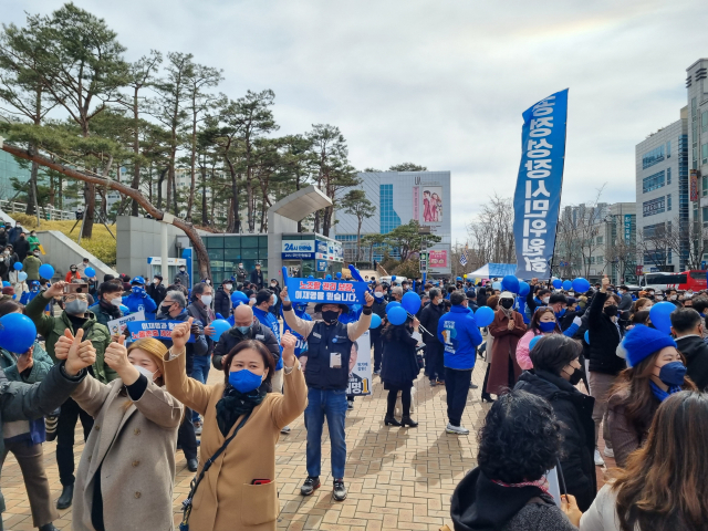 28일 오전 포항시 남구 대잠동 포항시청 앞 광장에서 이재명 더불어민주당 대선 후보의 연설에 지지자들이 환호하고 있다. 배형욱 기자