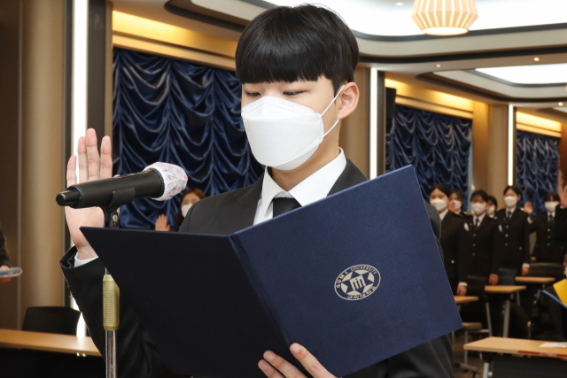 구미대 시청각실에서 열린 2022학년도 입학식에서 입학생 대표 김형준 학생(응급의료부사관과)이 선서를 하고 있다. 구미대 제공