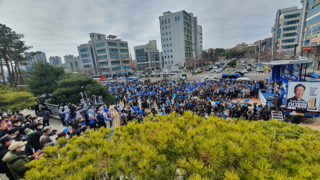 28일 오전 포항시 남구 대잠동 포항시청 앞 광장에서 이재명 더불어민주당 대선 후보의 연설에 지지자들이 환호하고 있다. 현장에는 2천여 명(더불어민주당 지역 선대위 추산)의 지지자들이 모였다. 김대호 기자