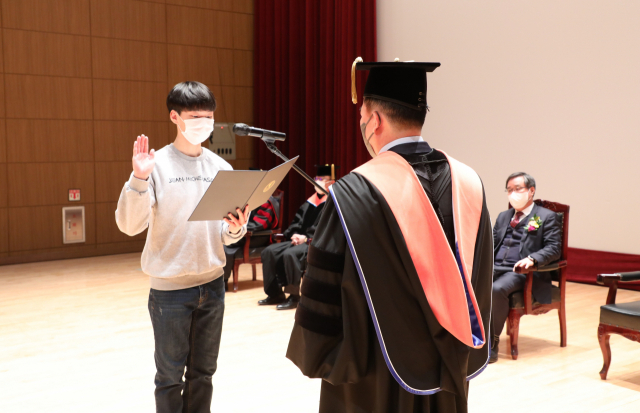 28일 금오공대 입학식에서 신입생 대표 전현우(전자공학부) 학생이 입학선서를 하고 있다. 금오공대 제공