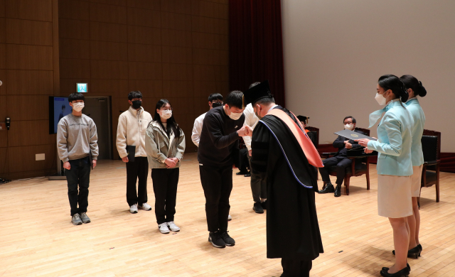 금오공대 입학식에서 입학성적 우수자 및 학부 수석 합격자들에게 장학증서가 수여되고 있다. 금오공대 제공