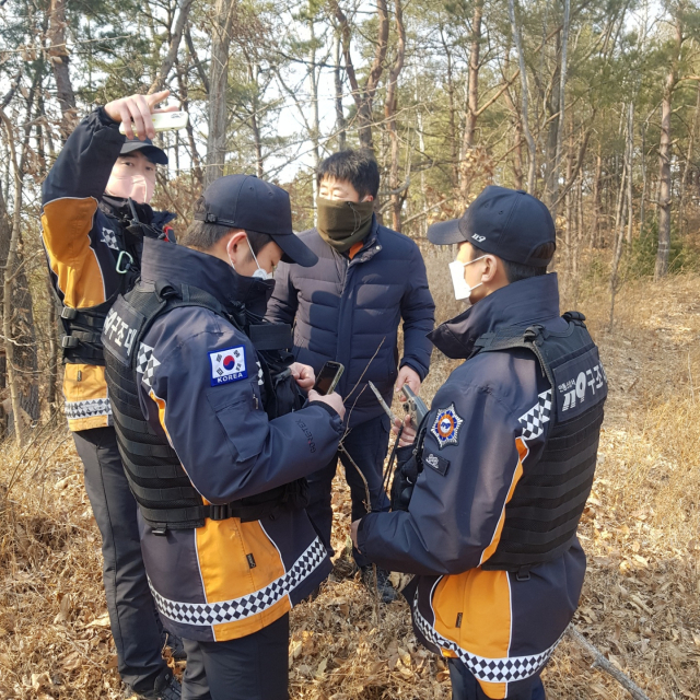 안동소방서가 안동시 남후면 갈라산 일대에서 GPS를 활용한 산악구조자를 모의 수색하는 훈련을 벌이고 있다. 안동소방서 제공