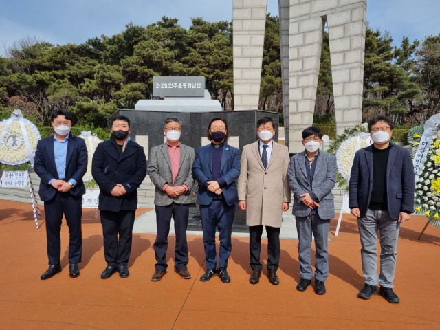 광주전남·대구경북·제주·경남울산 등 4개 지역 기자협회 임원 10여명은 62주년 2·28 민주운동 기념일인 28일 오전 11시 대구 달서구 두류공원 2·28 민주의거 기념탑을 찾아 참배했다. 대구경북기자협회