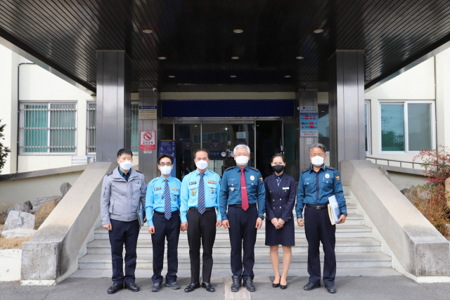 경북 의성경찰서는 모범운전자회·녹색어머니회와 교통사고 예방을 위한 간담회를 열고 기념 사진을 촬영하고 있다. 의성경찰서 제공