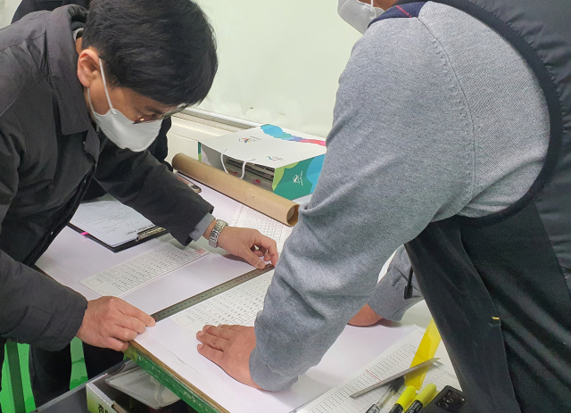 28일 대선 투표용지 인쇄가 시작된 가운데 경북 청도군선거관리위원회에서 투표용지 규격 등을 검수하고 있다. 경북선관위 제공