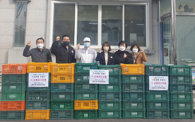 세척 작업을 마친, 재활용 아이스팩을 전달하고 있다. 영주시 제공