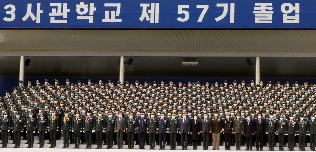 28일 경북 영천에서 열린 육군3사관학교 제57기 졸업 및 임관식에서 문재인 대통령을 비롯한 주요 군 인사와 신임 장교들이 기념촬영을 하고 있다. 육군3사관학교 제공
