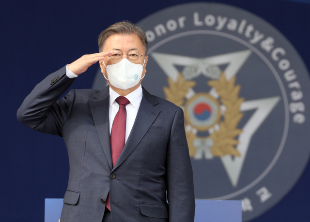 문재인 대통령이 28일 경북 영천시 육군3사관학교에서 열린 제57기 졸업 및 임관식에서 졸업생도들의 경례에 거수경례로 답하고 있다. 연합뉴스