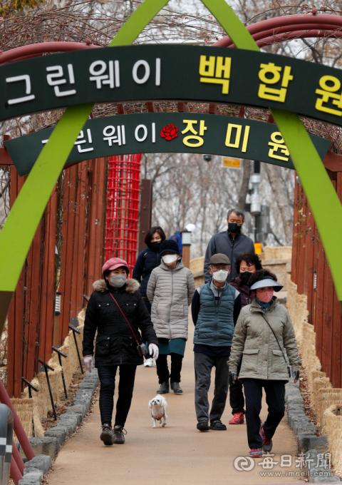 28일 포근한 날씨 속에 대구 서구 중리체육공원에서 주민들이 가벼운 옷차림으로 산책을 하고 있다. 우태욱 기자 woo@imaeil.com