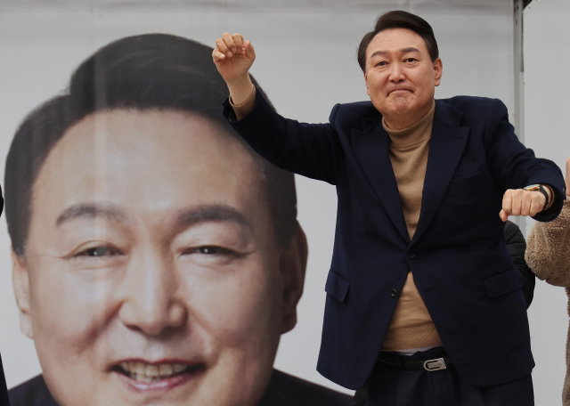 국민의힘 윤석열 대선 후보가 28일 오후 강원 속초시 속초관광수산시장에서 열린 유세에서 어퍼컷 세리머니를 하고 있다. 연합뉴스