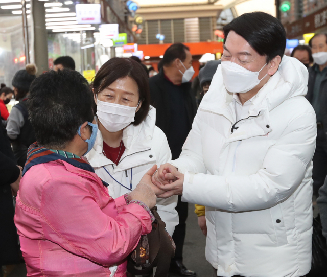 국민의당 안철수 대선 후보가 28일 전북 전주시 신중앙시장에서 시민과 악수하고 있다. 연합뉴스