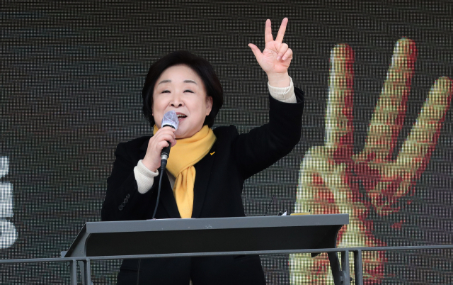 정의당 심상정 대선 후보가 28일 오후 강원 강릉시 중앙시장 입구에서 유세하며 지지를 호소하고 있다. 연합뉴스