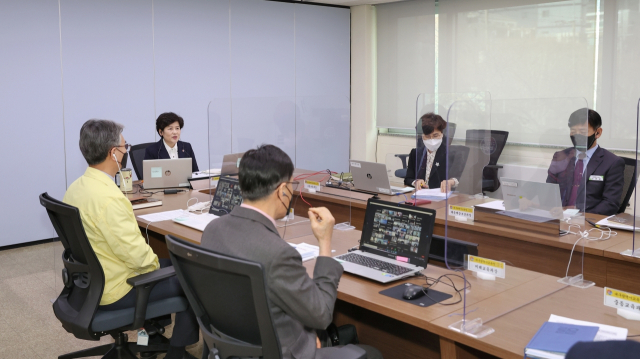 대구시교육청(교육감 강은희)은 내달 2일 개학을 앞두고 학교방역 및 학사운영을 위한 현장의 준비 상황과 애로사항을 듣기 위해 28일 교육감과 학교장 간 영상회의를 실시했다. 대구시교육청 제공