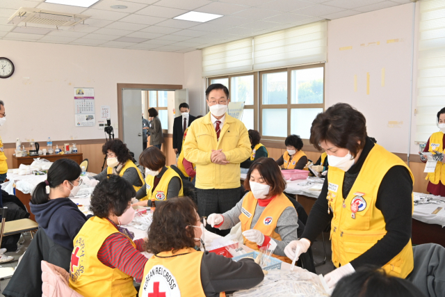 경북 구미교육지원청에서 학생과 교직원에게 배부할 코로나19 신속항원검사도구(자가진단키트)를 포장하고 있다. 경북도교육청은 경북지역 학생과 교직원을 대상으로 자가진단키트를 지속 배부할 예정이다. 경북교육청 제공