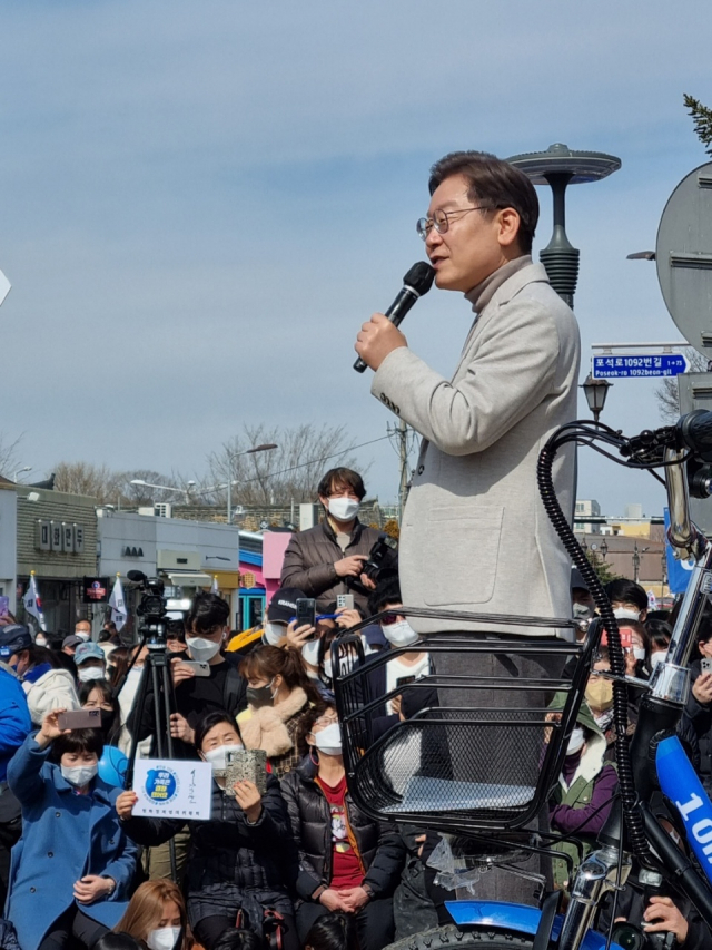 이재명 더불어민주당 대선후보가 28일 경주 황리단길에서 신라의 만장일치 화백제도를 언급하며