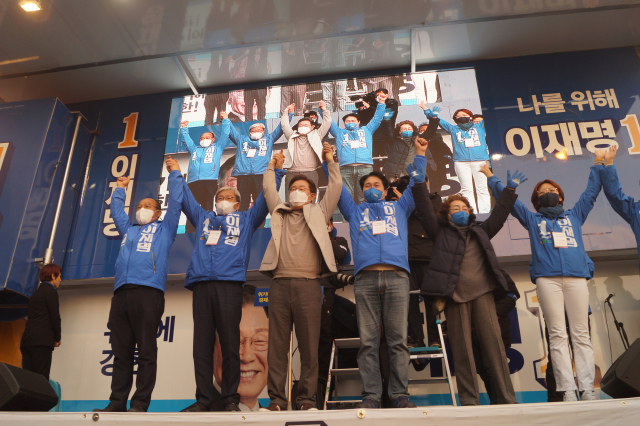 더불어민주당 이재명(왼쪽에서 세번째) 대선 후보가 경북지역 당원들과 승리를 위한 만세를 부르고 있다. 전병용 기자