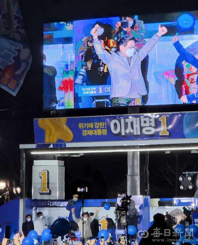 이재명 더불어민주당 대선 후보가 28일 고향인 경북 안동을 찾아 지역민들의 환호에 응답하며 만세 포즈를 취하고 있다. 김영진 기자