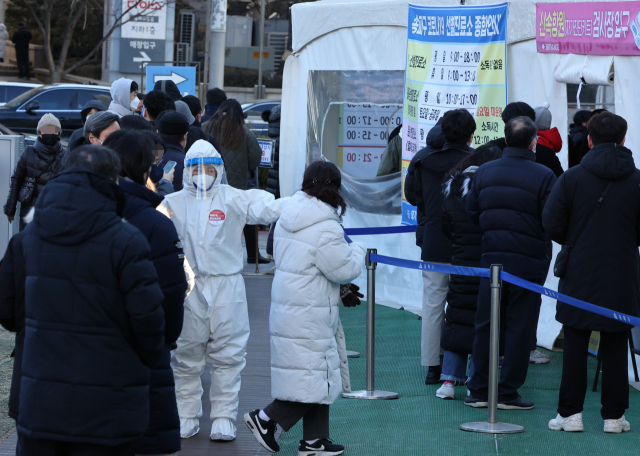 23일 오전 서울 송파구보건소 선별진료소에서 시민들이 코로나19 검사를 받기 위해 대기하고 있다. 중앙방역대책본부는 이날 0시 기준으로 확진자가 17만1452명 늘었다고 밝혔다. 연합뉴스