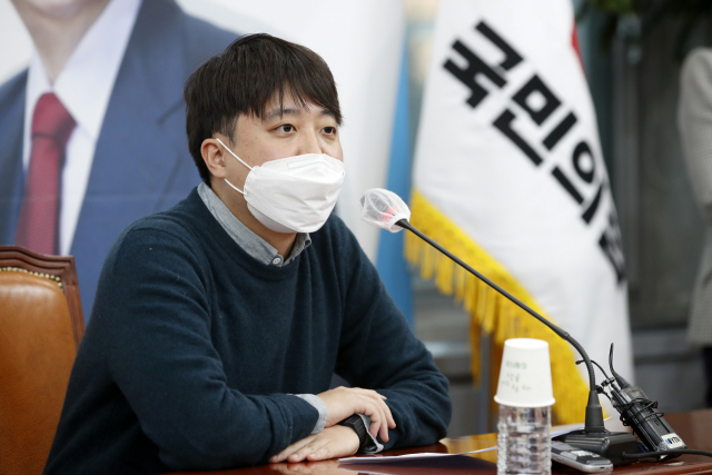 국민의힘 이준석 대표가 23일 오후 서울 여의도 국회에서 국민의당 이태규 총괄본부장이 밝힌 
