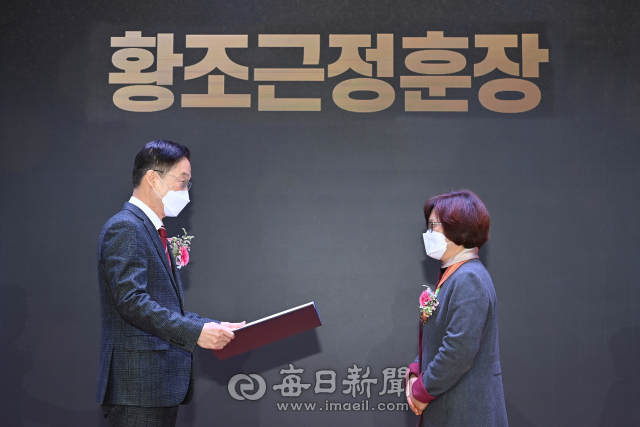 임종식 경북도교육감이 퇴직 교원에게 황조근정훈장을 전달하고 있다. 경북교육청 제공