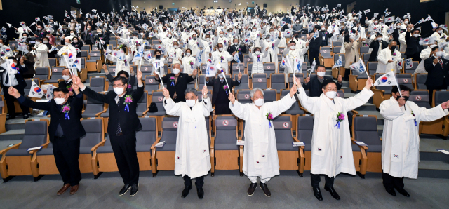 1일 경북도청 동락관에서 열린 3.1절 기념 행사에서 참석자들이 만세 삼창을 외치고 있다. 경북도 제공