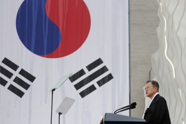 문재인 대통령이 1일 서울 서대문구 국립 대한민국임시정부 기념관에서 열린 제103주년 3.1절 기념식에서 기념사를 하고 있다. 연합뉴스