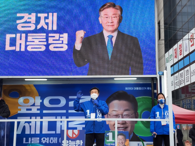 1일 오후 충남 천안 병천 오일장에서 유세하는 민주당 윤호중 공동선대위원장. 윤 공동선대위원장은 