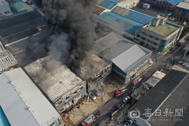 1일 오후 대구 서구 중리동의 한 섬유 공장에 화재가 발생했다. 대구소방본부는 대응1단계를 발령, 소방차 37대와 120명의 소방대원을 투입해 진화에 나서고 있다. 현재까지 인명피해는 없는 것으로 알려졌다. 안성완 기자 asw0727@imaeil.com