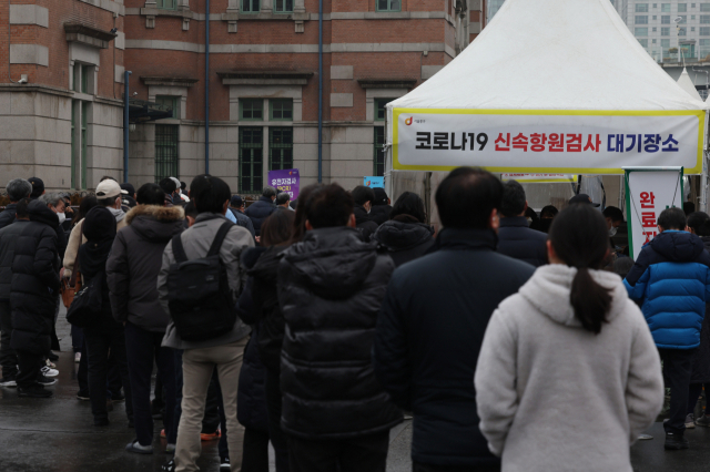 1일 서울역에 마련된 코로나19 선별검사소에 PCR 검사를 받으려는 시민들이 줄을 서서 기다리고 있다. 연합뉴스