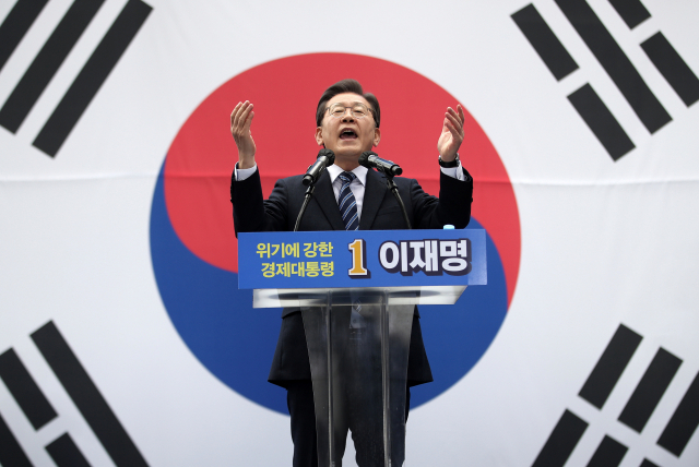 더불어민주당 이재명 대선 후보가 1일 서울 명동에서 열린 