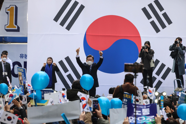 더불어민주당 이재명 대선후보가 1일 서울 명동에서 열린 