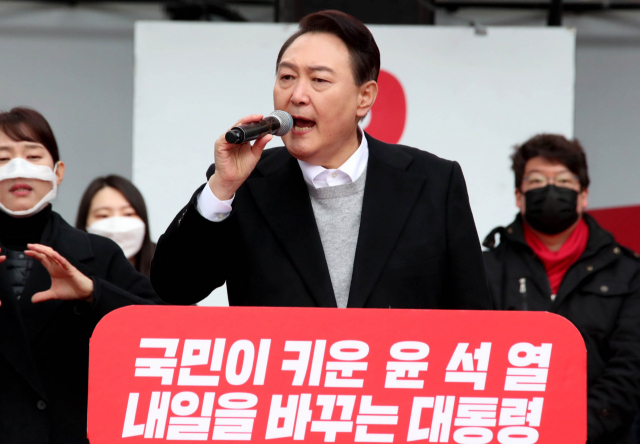국민의힘 윤석열 대선 후보가 1일 오후 서울 서대문구 현대백화점 신촌점 유플렉스 앞에서 열린 유세에서 지지를 호소하고 있다. 연합뉴스