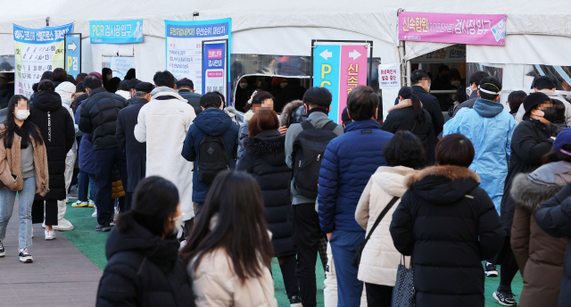 2일 오전 서울 송파구보건소 선별진료소에서 시민들이 신속항원검사 및 PCR 검사를 받기 위해 대기하고 있다. 중앙방역대책본부는 이날 0시 기준 신규 확진자가 21만9천241명 늘어 누적 349만2686명이 됐다고 밝혔다. 연합뉴스