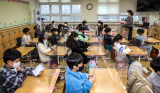 2022년도 새 학기가 시작된 2일 오전 대구 동구 봉무초등학교 3학년 교실에서 선생님이 학생들에게 자가진단 키트를 배부하고 있다. 오미크론 확산세에 대구시교육청은 이날 등교할 28만 3천여 명의 대구 소재 학생들에게 자가진단키트를 배부했다. 안성완 기자 asw0727@imaeil.com