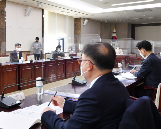 안도걸 기획재정부 차관(왼쪽)이 2일 정부서울청사에서 열린 