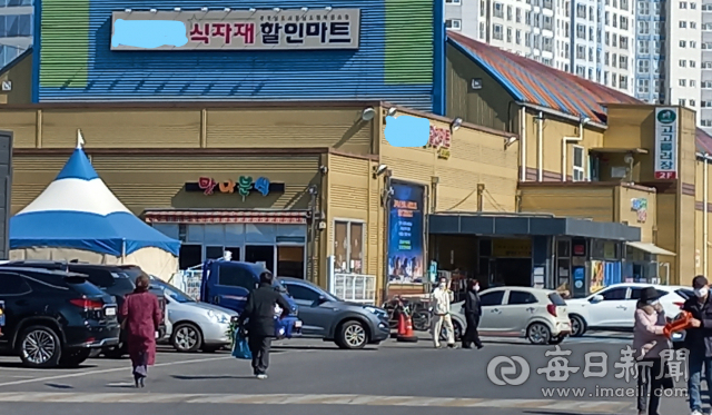 부산·경남지역 중견 유통업체에 매각설이 나도는 영천 A식자재마트 전경. 강선일기자