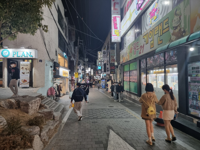 지난달 28일 오후 7시 20분쯤 대구 경북대 북문 모습. 임재환 기자