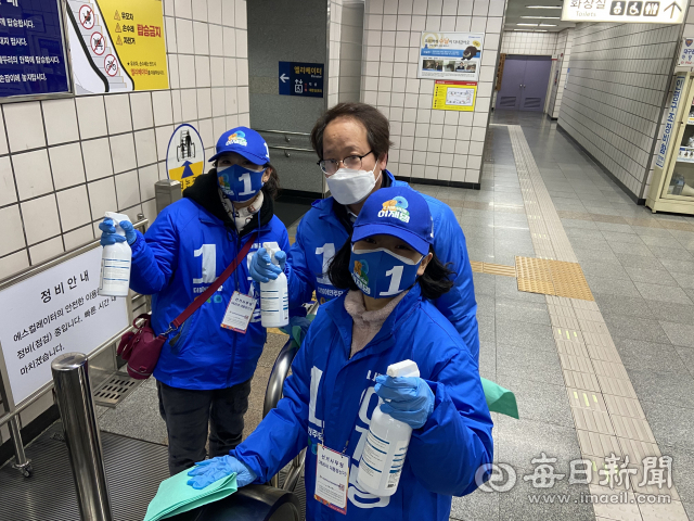 더불어민주당이 3·9 대통령 선거를 맞아 방역활동으로 선거운동을 대신하는가 하면, 앙케이트 형식의 