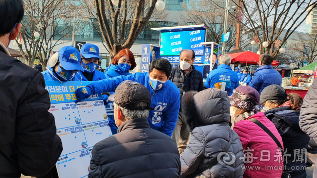 더불어민주당이 3·9 대통령 선거를 맞아 방역활동으로 선거운동을 대신하는가 하면, 앙케이트 형식의