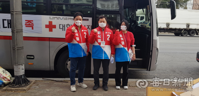 국민의힘 대구 북구을 선대위가 대통령 선거를 앞두고 단체 헌혈 봉사를 통한 선거운동을 하는 모습. 국민의힘 제공