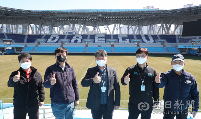 DGB대구은행파크 조장현(왼쪽부터) 잔디 관리팀장, 김천식 잔디 관리팀 주무관, 전정수 관리소장, 박진완 시설책임자, 한철희 미화책임자. 정운철 기자 woon@imaeil.com