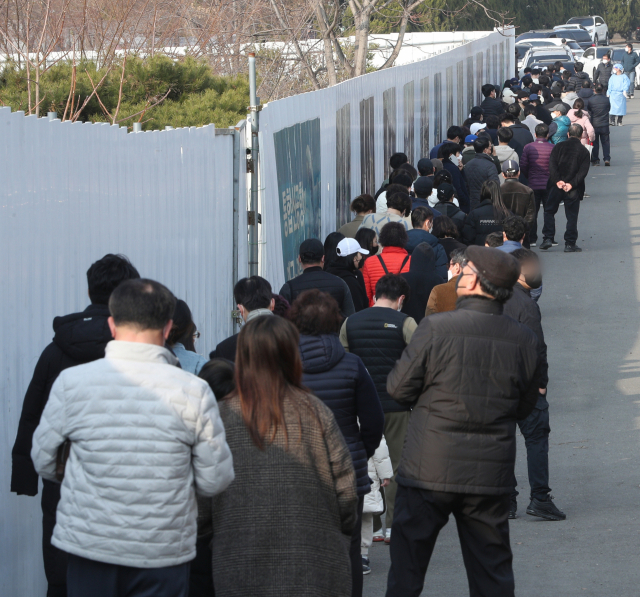 지난 1일 오후 대구 달서구 옛 두류정수장 코로나19 임시선별검사소를 찾은 시민들이 검사를 받기 위해 줄을 서고 있다. 사진은 기사내용과 관련 없음. 매일신문 DB.